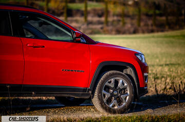 Jeep Compass – side profile, red on a country road