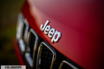 Jeep Compass – detail, badge and grille close-up