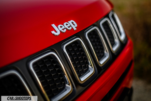 Jeep Compass – detail, grille and hood badge close-up