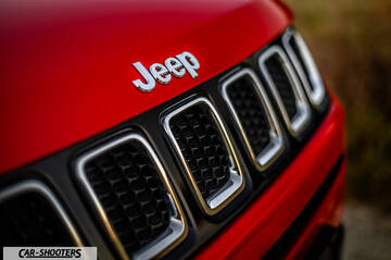 Jeep Compass – detail, grille and hood badge close-up