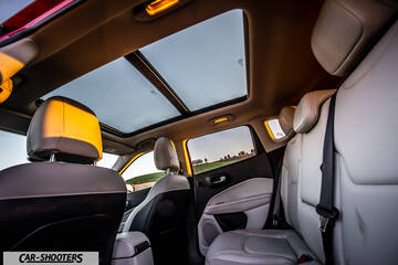 Jeep Compass – interior, panoramic sunroof and light interior