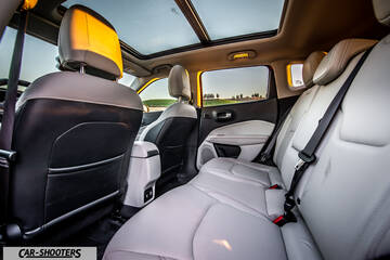 Jeep Compass – interior, panoramic sunroof and rear seats