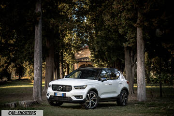 Volvo XC 40 – front three-quarter, white in a wooded park