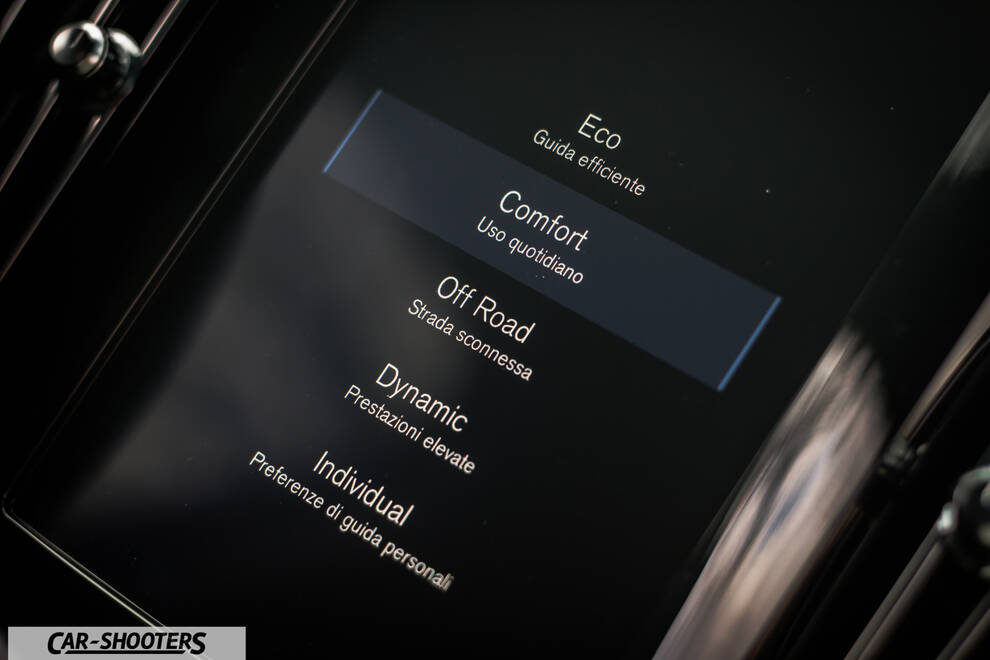 Volvo XC 40 – detail, touchscreen infotainment display with drive modes