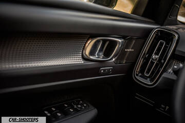 Volvo XC 40 – interior, door panel with textured trim