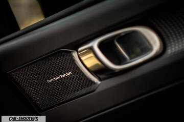 Volvo XC 40 – detail, door handle and speaker detail
