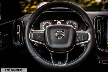 Volvo XC 40 – dashboard, leather steering wheel close-up