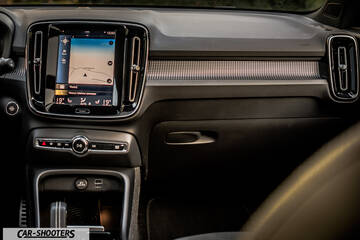 Volvo XC 40 – dashboard, with central touchscreen display