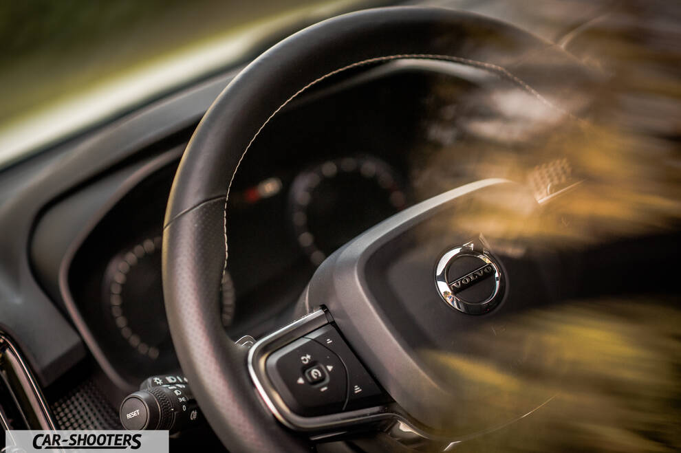 Volvo XC 40 – dashboard, leather steering wheel close-up