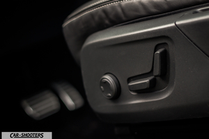 Volvo XC 40 – detail, power seat adjustment controls