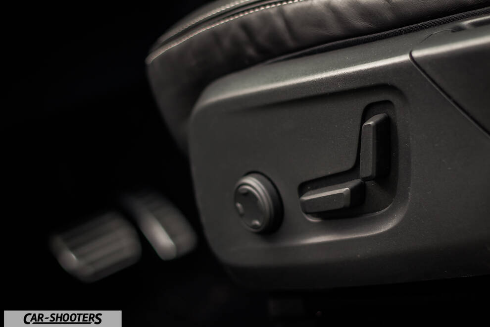 Volvo XC 40 – detail, power seat adjustment controls