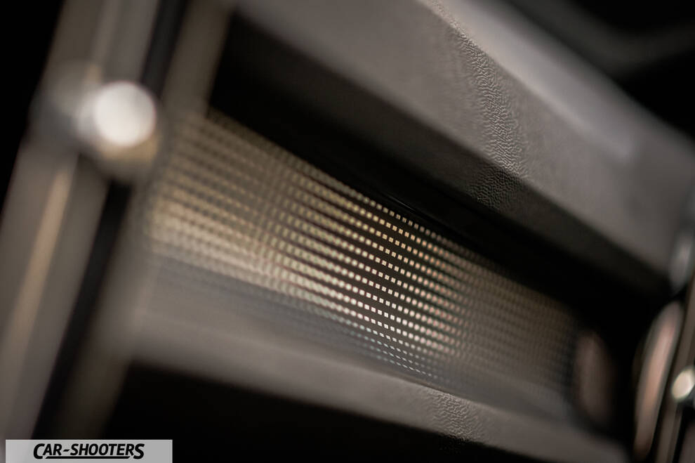 Volvo XC 40 – detail, grille mesh close-up