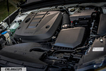 Volvo XC 40 – engine bay, clean modern engine bay