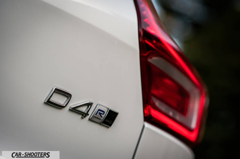 Volvo XC 40 – detail, badge and taillight close-up