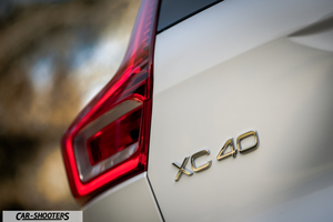 Volvo XC 40 – detail, taillight and rear badge close-up
