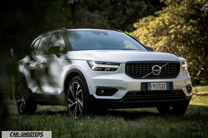 Volvo XC 40 – front three-quarter, white parked on grass