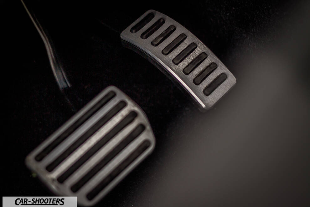 Volvo XC 40 – detail, metal pedal close-up