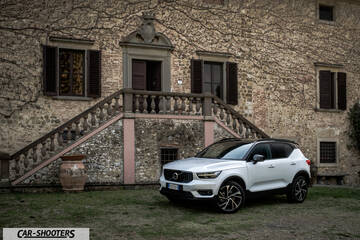 Volvo XC 40 – front three-quarter, white parked against an old stone building