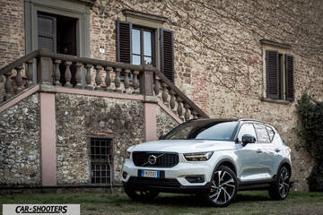 Volvo XC 40 – front three-quarter, white against an old stone building