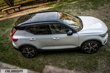 Volvo XC 40 – side profile, white on grass with trees
