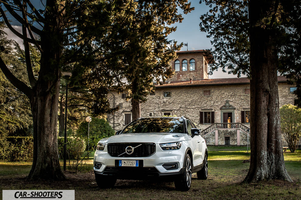 Volvo XC 40 – front three-quarter, white against a stone villa backdrop