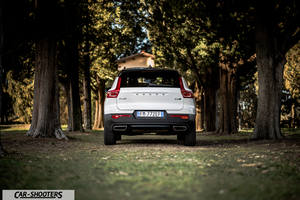 Volvo XC 40 – rear view, white on a tree lined path