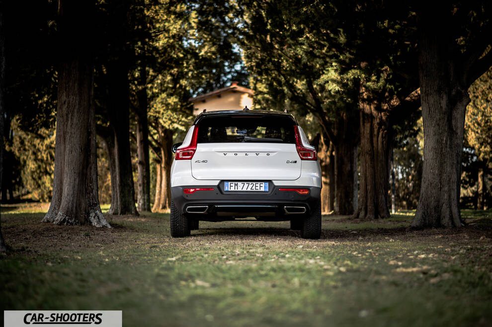 Volvo XC 40 – rear view, white on a tree lined path