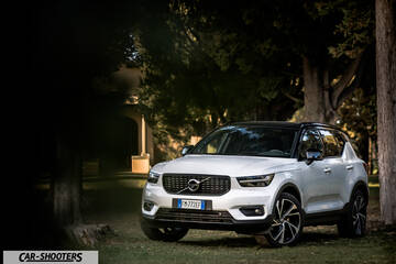 Volvo XC 40 – front three-quarter, white parked under trees