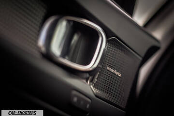 Volvo XC 40 – detail, speaker grille and door handle close-up