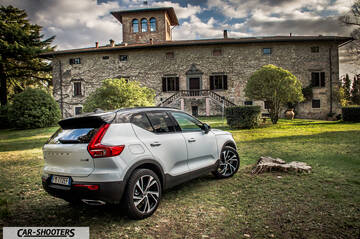 Volvo XC 40 – rear three-quarter, white against a historic stone villa