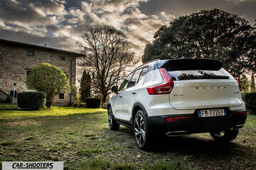 Volvo XC 40 – rear three-quarter, white parked near a historic stone building