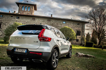 Volvo XC 40 – rear three-quarter, white against an old stone building
