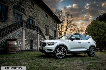 Volvo XC 40 – front three-quarter, white parked near an old stone building