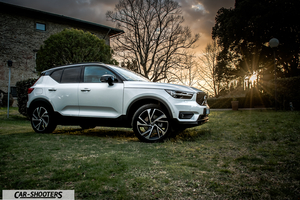Volvo XC 40 – side profile, white on a grassy lawn