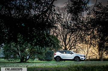 Volvo XC 40 – side profile, white on a grassy field