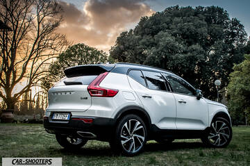 Volvo XC 40 – rear three-quarter, white parked on grassy field