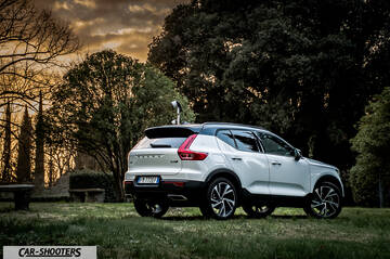 Volvo XC 40 – rear three-quarter, white parked on grass at dusk