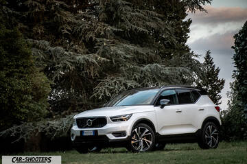 Volvo XC 40 – front three-quarter, white against a leafy tree backdrop