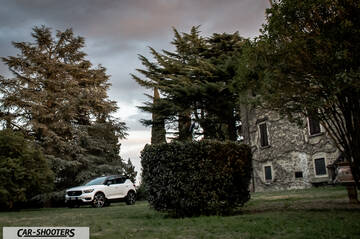 Volvo XC 40 – front three-quarter, white against an old stone building