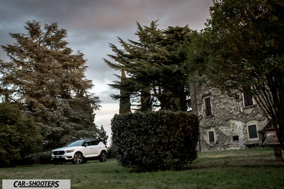 Volvo XC 40 – front three-quarter, white against an old stone building