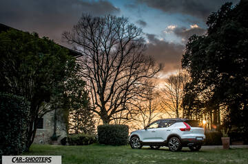 Volvo XC 40 – rear three-quarter, white parked on grass at sunset