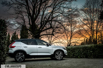 Volvo XC 40 – side profile, white against a dramatic sunset sky