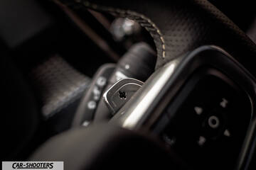 Volvo XC 40 – detail, steering wheel paddle shifter