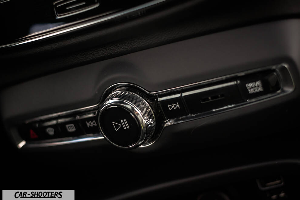 Volvo XC 40 – detail, center console control knob close-up