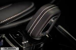Volvo XC 40 – detail, leather gear shifter close-up