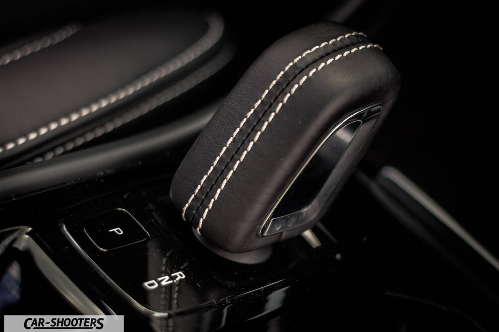Volvo XC 40 – detail, leather gear shifter close-up