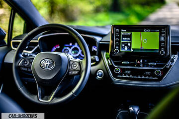 Toyota Corolla Hybrid – dashboard, modern steering wheel and infotainment screen