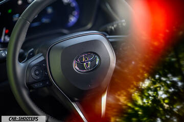 Toyota Corolla Hybrid – dashboard, steering wheel with logo