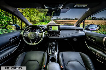 Toyota Corolla Hybrid – dashboard, looking down a country road