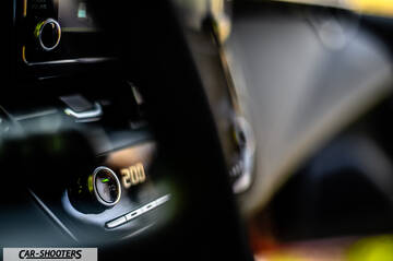 Toyota Corolla Hybrid – dashboard, climate control knob close-up